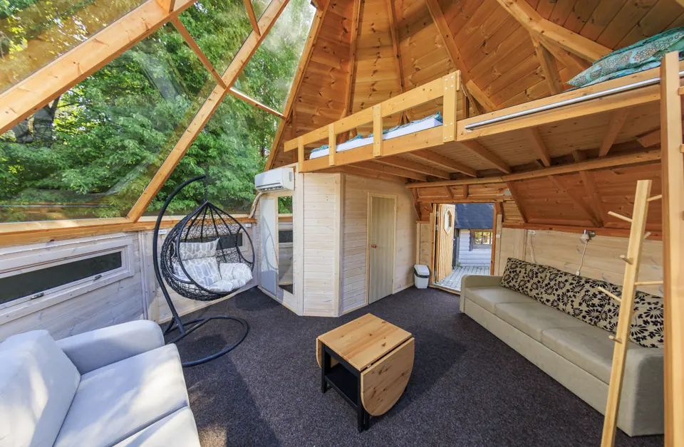 Camp House voodi ja rippuva tooliga puhkenurk